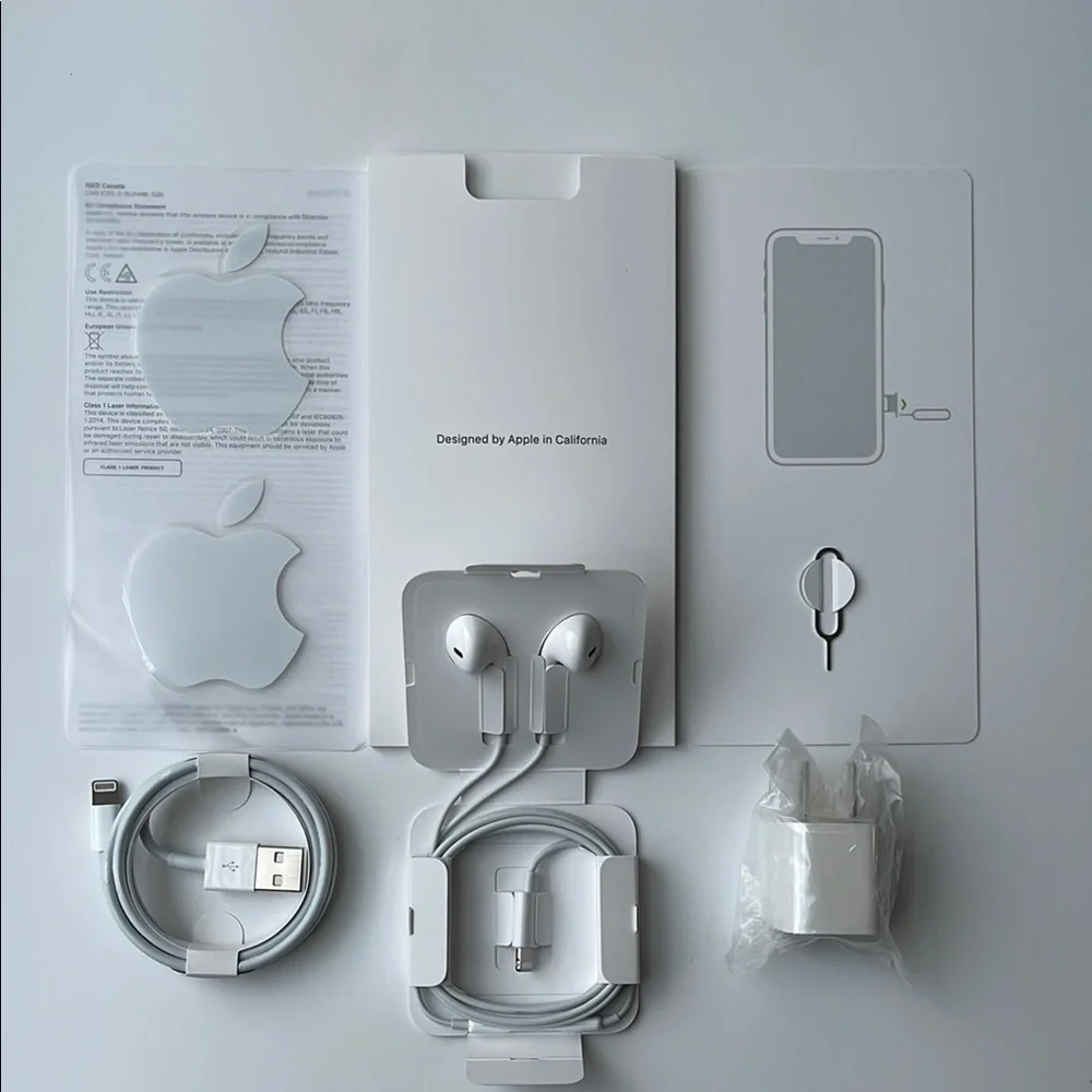 Apple White EarPhones with Lightning Cable